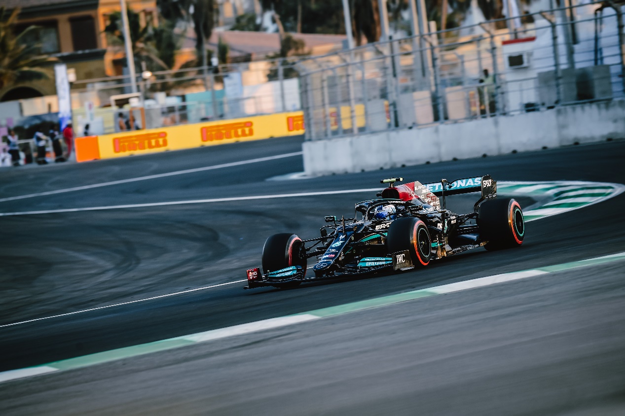 A race car on a track

AI-generated content may be incorrect.