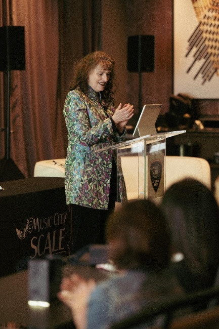 图片包含 室内, 人, 笔记本, 男人 AI 生成的内容可能不正确。